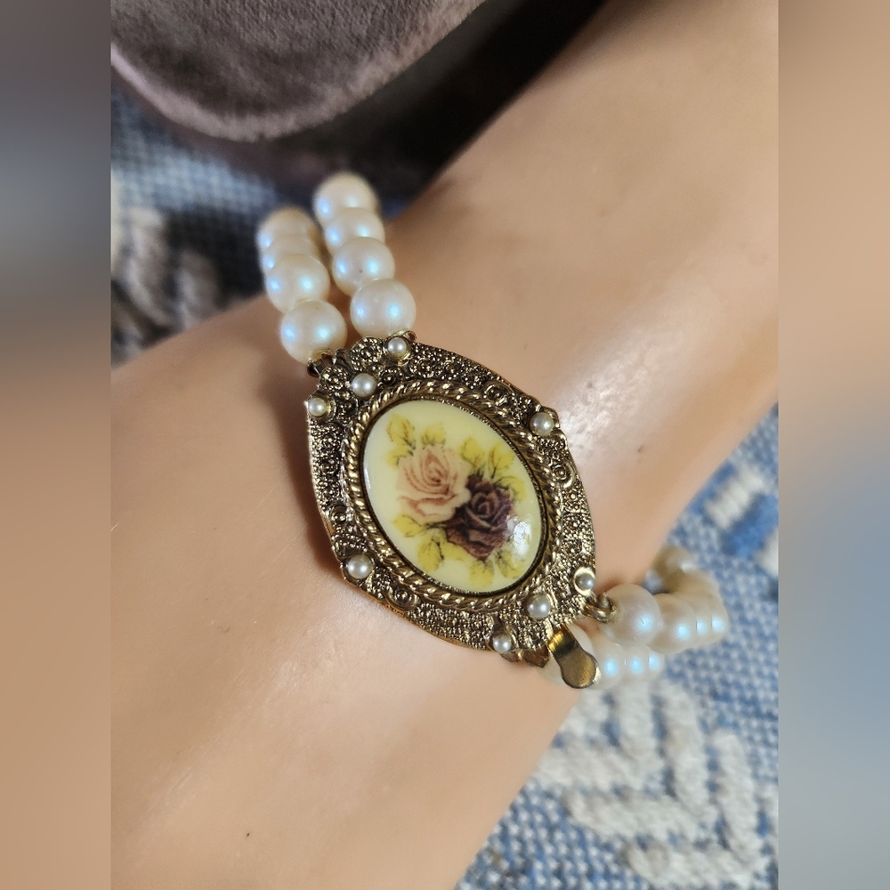 Vintage Faux Pearl Bracelet with Painted Floral Scene Gold Tone Accent